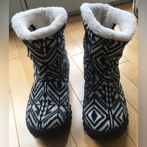 Womens Bogs BMoc Mid Geo boot.